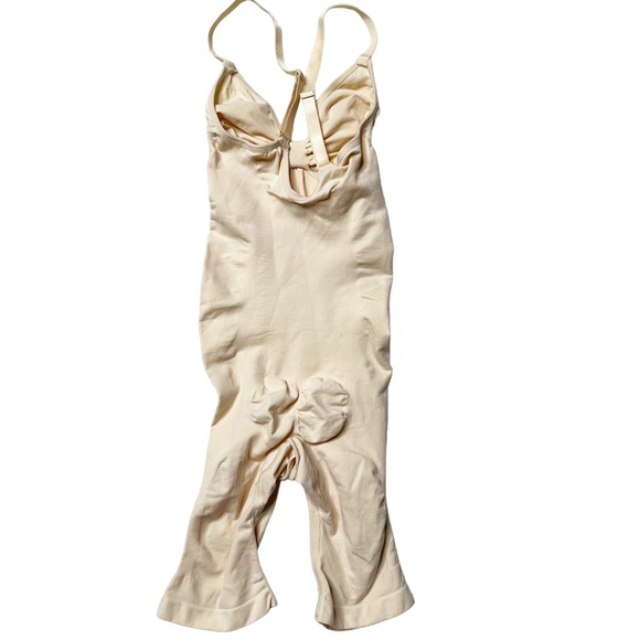 NEW Skims Seamless Sculpt Mid Thigh Bodysuit in Sand Women’s S/M - Picture 2 of 6